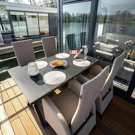 Hausboot In * Hoexter
