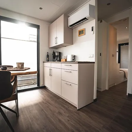 Schoenes Hausboot In Πλωτό κατάλυμα *