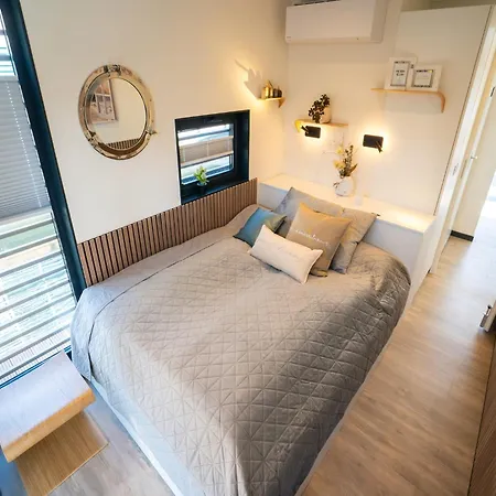 Schoenes Hausboot In *