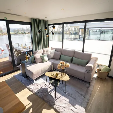 Hausboot In * Hoexter