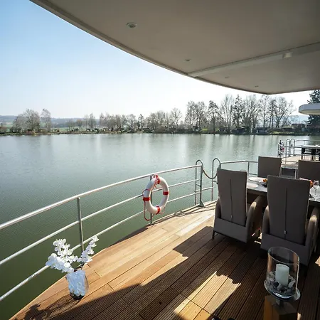 Botel Hausboot In
