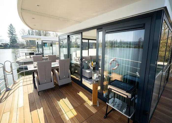 Schoenes Hausboot In *