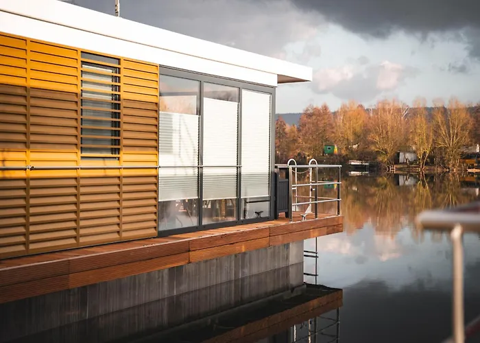 Schoenes Hausboot In